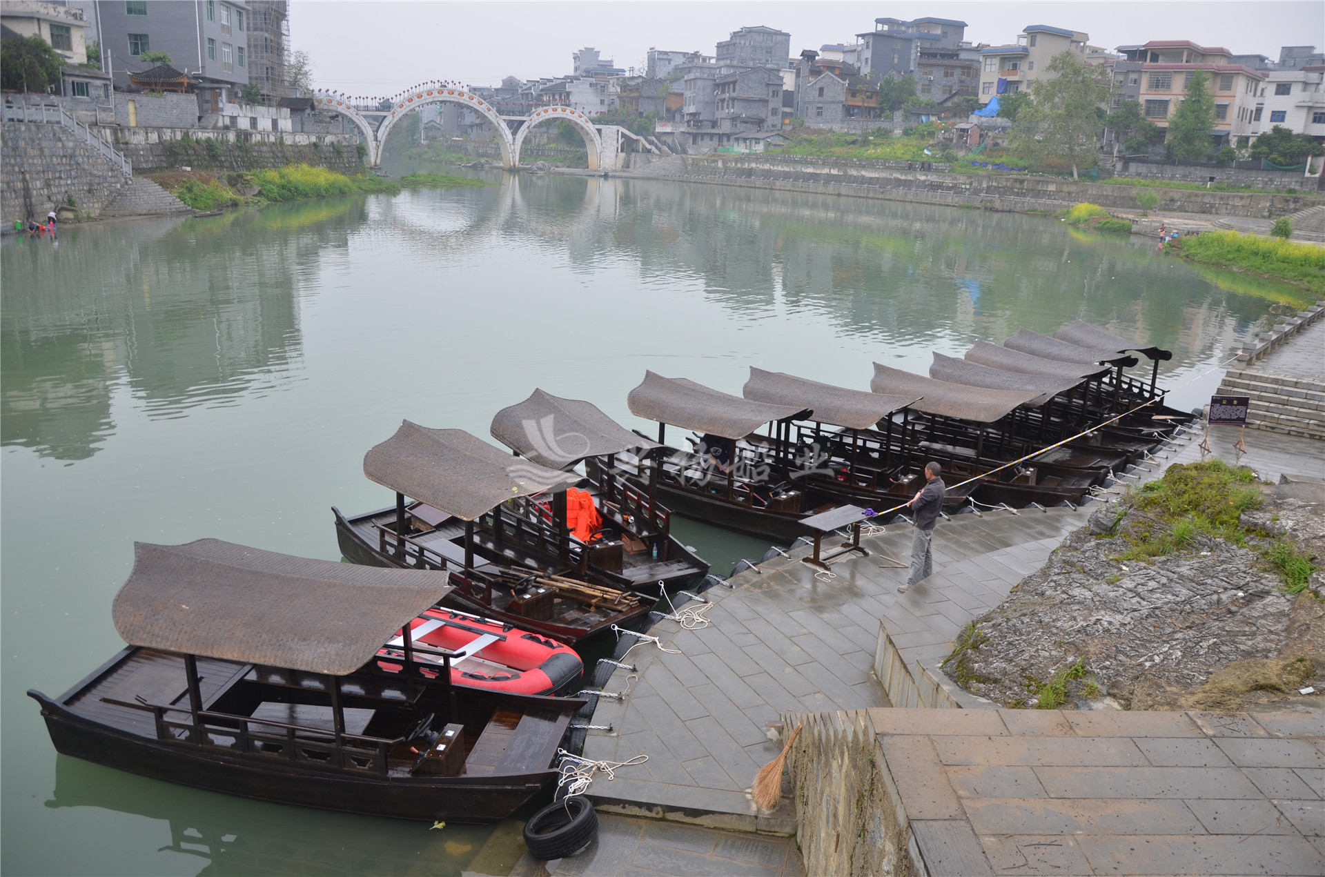 湖南吉首乾州古城5米电动造型乌篷船