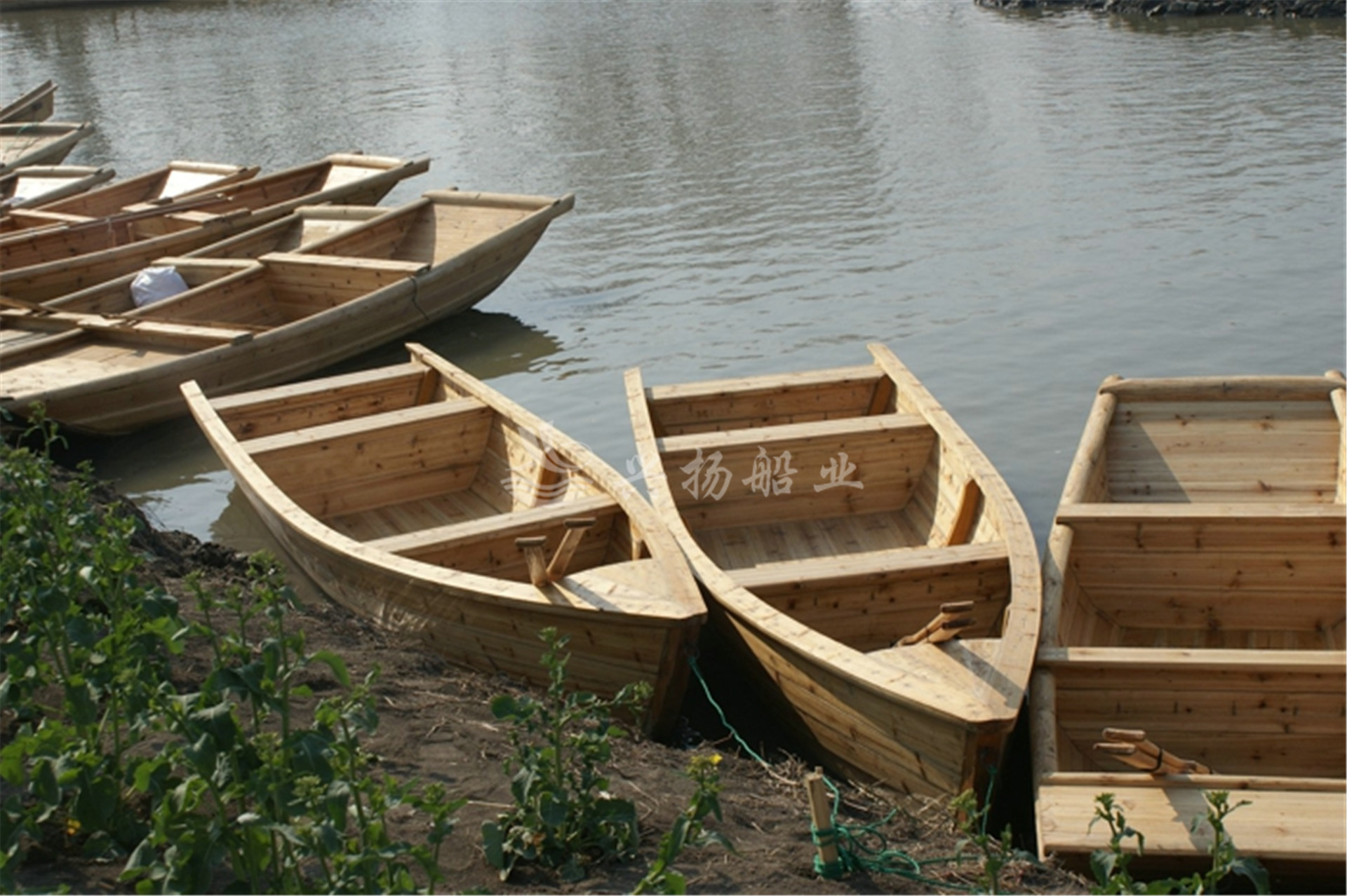 原木欧式手划船